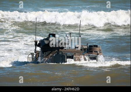 Tokunoshima, Giappone. 18th Nov 2022. AAV7 (veicolo anfibio d'assalto) della Brigata di spiegamento rapido anfibio della forza di autodifesa di terra del Giappone che atterra durante l'esercizio militare congiunto degli Stati Uniti e del Giappone "Keen Sword 23" a Manda Beach nell'isola di Tokunoshima, nella prefettura di Kagoshima, Giappone il 18 novembre 2022. Foto di Keizo Mori/UPI Credit: UPI/Alamy Live News Foto Stock