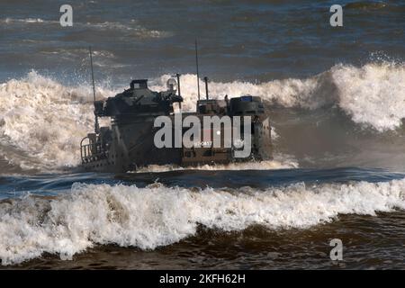 Tokunoshima, Giappone. 18th Nov 2022. AAV7 (veicolo anfibio d'assalto) della Brigata di spiegamento rapido anfibio della forza di autodifesa di terra del Giappone che atterra durante l'esercizio militare congiunto degli Stati Uniti e del Giappone "Keen Sword 23" a Manda Beach nell'isola di Tokunoshima, nella prefettura di Kagoshima, Giappone il 18 novembre 2022. Foto di Keizo Mori/UPI Credit: UPI/Alamy Live News Foto Stock