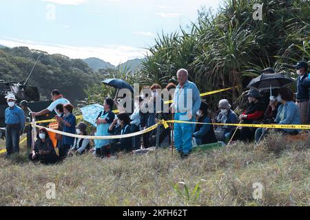 Tokunoshima, Giappone. 18th Nov 2022. Gli isolani dell'Isola di Tokunoshima si riuniscono per guardare l'esercizio militare congiunto di Stati Uniti e Giappone 'Keen Sword 23' a Manda Beach nell'Isola di Tokunoshima, nella Prefettura di Kagoshima, Giappone venerdì 18 novembre 2022. Foto di Keizo Mori/UPI Credit: UPI/Alamy Live News Foto Stock