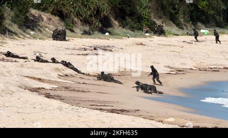 Tokunoshima, Giappone. 18th Nov 2022. Membro del Giappone Ground Self-Defense Force's Anfibious Rapid Deployment Brigade atterraggio durante l'esercizio militare congiunto USA e Giappone 'spade 23' a Manda Beach a Tokunoshima Island, Kagoshima-Prefettura, Giappone Venerdì, 18 novembre 2022. Foto di Keizo Mori/UPI Credit: UPI/Alamy Live News Foto Stock