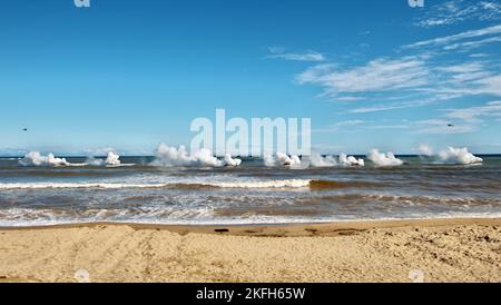 Tokunoshima, Giappone. 18th Nov 2022. AAV7 (veicolo anfibio d'assalto) della Brigata di spiegamento rapido anfibio della forza di autodifesa di terra del Giappone che atterra durante l'esercizio militare congiunto degli Stati Uniti e del Giappone "Keen Sword 23" a Manda Beach nell'isola di Tokunoshima, nella prefettura di Kagoshima, Giappone il 18 novembre 2022. Foto di Keizo Mori/UPI Credit: UPI/Alamy Live News Foto Stock