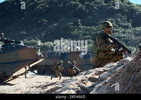 Tokunoshima, Giappone. 18th Nov 2022. Membro del Giappone Ground Self-Defense Force's Anfibious Rapid Deployment Brigade atterraggio durante l'esercizio militare congiunto USA e Giappone 'spade 23' a Manda Beach a Tokunoshima Island, Kagoshima-Prefettura, Giappone Venerdì, 18 novembre 2022. Foto di Keizo Mori/UPI Credit: UPI/Alamy Live News Foto Stock