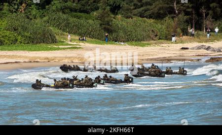Tokunoshima, Giappone. 18th Nov 2022. Membro del Giappone Ground Self-Defense Force's Anfibious Rapid Deployment Brigade atterraggio durante l'esercizio militare congiunto USA e Giappone 'spade 23' a Manda Beach a Tokunoshima Island, Kagoshima-Prefettura, Giappone Venerdì, 18 novembre 2022. Foto di Keizo Mori/UPI Credit: UPI/Alamy Live News Foto Stock