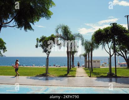 Il parco della spiaggia di Konyaaltı. Antalya, Türkiye - Agosto 2022 Foto Stock