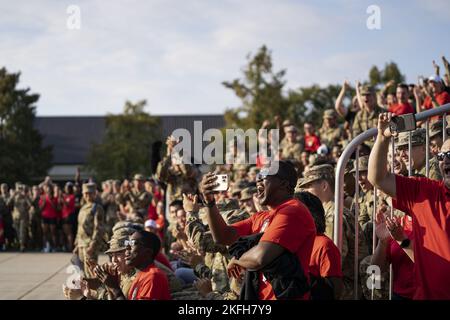 I militari del 336th Training Squadron allietano durante il 81st Training Group drill down sulla base di perforazione del Levitow Training Support Facility presso la Keesler Air Force base, Mississippi, 16 settembre 2022. Keesler forma più di 30.000 studenti ogni anno. Durante la formazione, gli Airmen hanno l'opportunità di fare volontariato per imparare ed eseguire le procedure di drill-down. Foto Stock