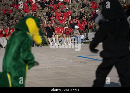 Gli studenti del 336th Training Squadron allietano per le mascotte durante il 81st Training Group drill down sulla base di perforazione del Levitow Training Support Facility presso la Keesler Air Force base, Mississippi, 16 settembre 2022. Keesler forma più di 30.000 studenti ogni anno. Durante la formazione, gli Airmen hanno l'opportunità di fare volontariato per imparare ed eseguire le procedure di drill-down. Foto Stock