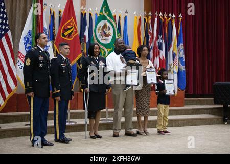 SGT. 1st Classe Tineshia L. Moore, centro, 1st Battaglione, 22nd Artillery campo, è stato uno dei 16 soldati e civili onorati nella cerimonia di pensionamento di settembre 16 settembre 2022. Moore si unì all'Esercito nell'ottobre del 2022 e prevede di proseguire la sua formazione e di conseguire un master in Sociologia. Foto Stock