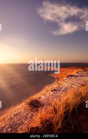 Vista della baia da Eagle Bluff Lookout in toni caldi al tramonto nella baia degli squali, patrimonio mondiale dell'unesco, nell'Australia occidentale Foto Stock