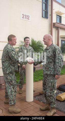 SANTA RITA, Guam (settembre 16, 2002) CMdR. John Keefe, comandante dell'unità mobile di Ordnance esplosiva cinque (EODMU5), saluta l'ADM posteriore. Bradley Andros alla base navale composta del EODMU5 Guam. Foto Stock