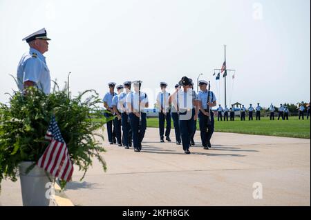 I laureati della società di reclutamento P-202 completano la formazione di base presso il Centro di addestramento della Guardia Costiera degli Stati Uniti, Cape May, N.J., 16 settembre 2022. Centro di formazione i membri dello staff di Cape May sono ansiosi di continuare la Long Blue Line della Guardia Costiera per lo sviluppo di donne e uomini pronti per la flotta, che sono ansiosamente pronti a fare la differenza nella nostra Guardia Costiera. Foto Stock