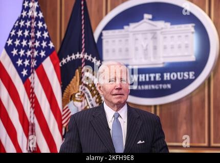 Washington, Stati Uniti. 18th Nov 2022. Il presidente Joe Biden partecipa alla riunione Building and Economy for Working Families alla Casa Bianca di venerdì 18 novembre 2022. Foto di Jemal Countess/UPI. Credit: UPI/Alamy Live News Foto Stock