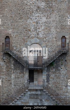 Esterno di un edificio antico in stile architettonico Escher. Simmetria e prospettiva geometrica. Foto Stock
