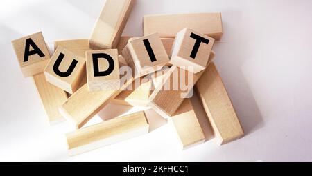 Testo di controllo di Word da cubi di legno su sfondo bianco Foto Stock