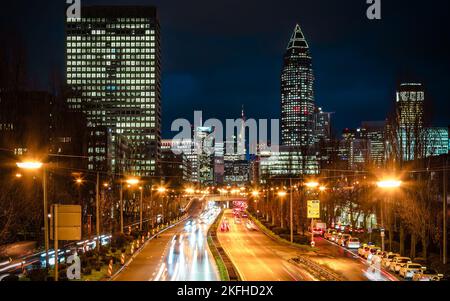 Le vetture che si spostano su via Theodor-Heuss-Allee a Francoforte, Germania Foto Stock