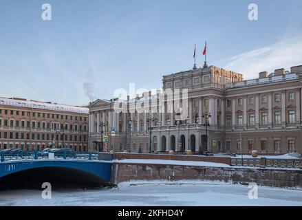 Inverno Pietroburgo. L'edificio dell'Assemblea legislativa (Palazzo Mariinsky) è decorato con alberi di Natale per le vacanze di Capodanno Foto Stock