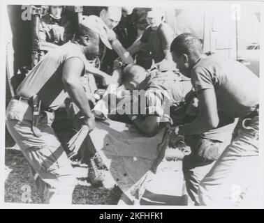 Paracadutista della Brigata Airborne del 101st che applica la rianimazione bocca-bocca ad un soldato ferito che è stato sollevato in elicottero alla stazione di compensazione medica vicino a Kontum, Vietnam, 1967. Foto Stock