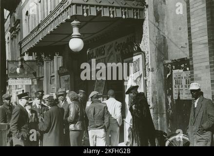 Ingresso a una casa cinematografica, Beale Street, Memphis, Tennessee, ottobre 1939. Afroamericani e poliziotti bianchi in piedi sotto una tenda all'ingresso di una casa di cinema, Beale Street, Memphis, Tennessee, ottobre 1939. Foto Stock