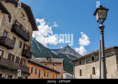 Vista di alcune Case e della montagna dal paese di Cogne in Aosta. Foto Stock