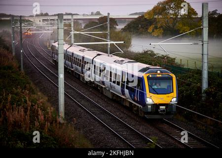 Mist Cottam di mattina a Preston, Lancashire un treno locale che passa attraverso la zona Foto Stock