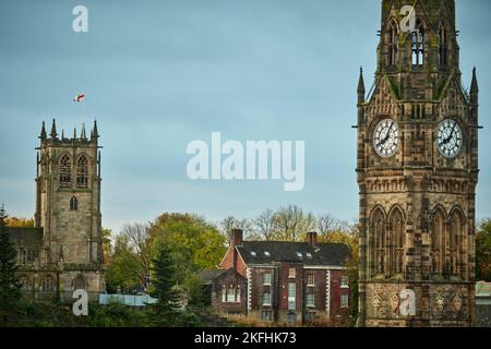 Rochdale a Greater Manchester, la chiesa parrocchiale di Saint Chad e l'orologio del municipio Foto Stock