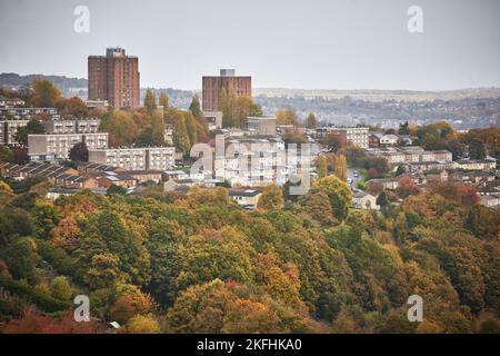 Case ai margini del centro città Foto Stock