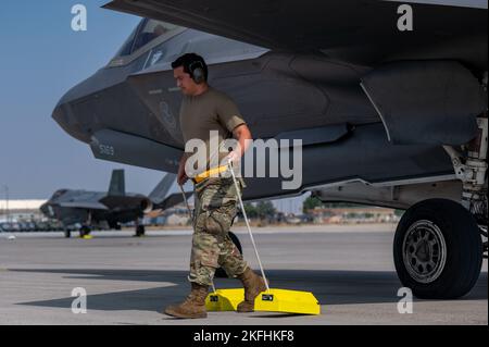 Un manutentore assegnato al 56th Aircraft Maintenance Squadron Chocks un F-35A Lightning II alla base aerea di Mountain Home, Idaho, 16 settembre 2022. Le unità assegnate alla Luke Air Force base, Arizona, si sono recate in Idaho per un esercizio di addestramento come capstone del corso base del pilota F-35. Foto Stock