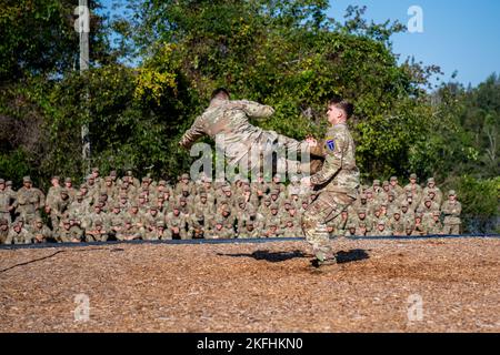 FORT BENNING, GA. – Cadre assegnato al battaglione di addestramento dei Ranger 4th, Airborne e la Brigata di addestramento dei Ranger, dimostrano le abilità gli studenti dei Ranger imparano durante il corso di 60 giorni al Rangers in azione 16 settembre 2022, a Victory Pond, Fort Benning, Georgia. Lo spettacolo è condotto prima di una cerimonia di laurea della Ranger School per dare alle famiglie e agli amici dei laureati un'idea del calibro di formazione del membro di servizio con esperienza durante il periodo di formazione. Dimostrazioni includono, combatives, rappelling, Helocasts, esplosivi, A Combat Water Survival Assessment e altro ancora. Foto Stock