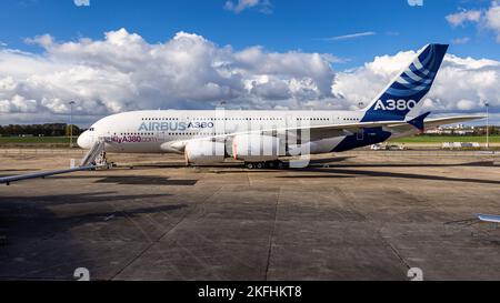 Airbus A380 è esposto al Museo francese dell'aria e dello spazio situato al confine sud-orientale dell'aeroporto di Parigi-le Bourget. Foto Stock