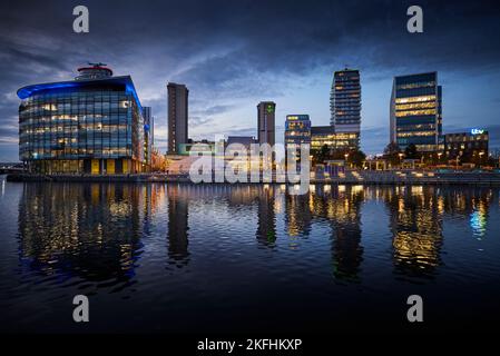 Serata al MediaCityUK Salford Quays ormeggia rigenerati a GTR Manchester e sede di DOCK10 studi televisivi Foto Stock