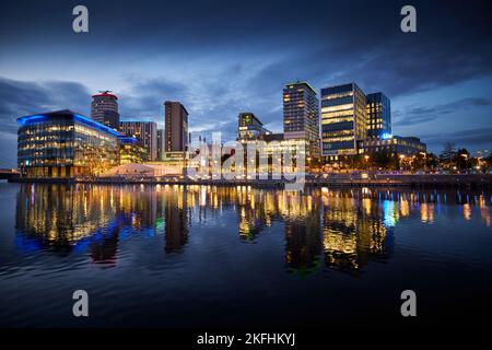 Serata al MediaCityUK Salford Quays ormeggia rigenerati a GTR Manchester e sede di DOCK10 studi televisivi Foto Stock