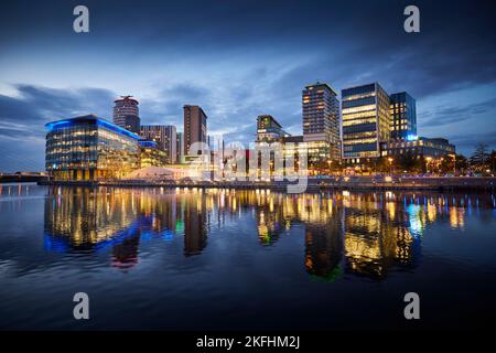 Serata al MediaCityUK Salford Quays ormeggia rigenerati a GTR Manchester e sede di DOCK10 studi televisivi Foto Stock