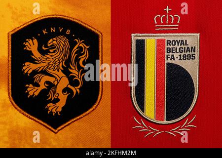 Primo piano della cresta della nazionale di calcio sulla divisa Home. Coppa del mondo FIFA Qatar 2022. Foto Stock