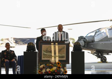 Un nuovo pattino di atterraggio di addestramento dell'elicottero al campo di aviazione dell'esercito di Muir è dedicato all'ufficiale di garanzia principale 3 Matthew Ruffner e all'ufficiale di garanzia principale 2 Jarett Yoder durante una cerimonia nell'edificio di istruzioni di manutenzione di aeronautica qui. I due piloti sono stati uccisi il 9 aprile 2013 quando l'elicottero AH-64 Apache loro erano in volo si è schiantato durante una missione di volo nella provincia di Nangarhar, Afghanistan. Stavano servendo su un dispiegamento di combattimento con la ditta di Bravo, battaglione di ricognizione di attacco 1-104th, brigata di aeronautica di combattimento 28th durante l'operazione che sopporta la libertà. Foto Stock