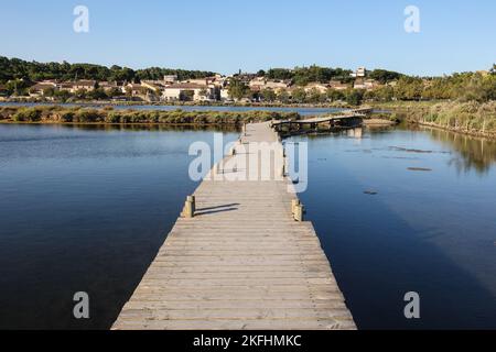 Promenade des Pontons,passerella,passeggiata,passeggiata,escursione,trekking,lungo,il,etangs,paludi di sale,laghi,ex, lagune di sale,at,Peyriac,Peyriac de Mer,Etang Du Doul, et, De la Saline,agosto,estate,Aude,sud della Francia,Francia,francese,Europa,europea,stile di vita,cielo blu,all'aperto,splendido,stile di vita,all'aperto, Foto Stock