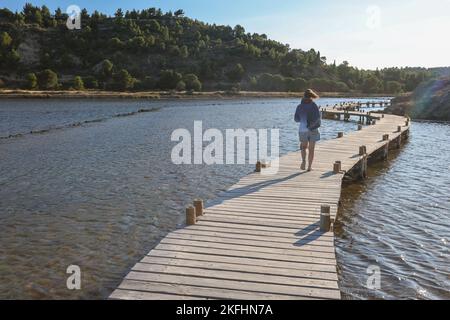 Promenade des Pontons,passerella,passeggiata,passeggiata,escursione,trekking,lungo,il,etangs,paludi di sale,laghi,ex, lagune di sale,at,Peyriac,Peyriac de Mer,Etang Du Doul, et, De la Saline,agosto,estate,Aude,sud della Francia,Francia,francese,Europa,europea,stile di vita,cielo blu,all'aperto,splendido,stile di vita,all'aperto, Foto Stock