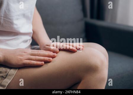 Primo piano delle gambe femminili con fatica e crampi. Concetto di dolore alle gambe. Irriconoscibile giovane donna malsana con dolore quadricipite, sente disagio, fa m Foto Stock