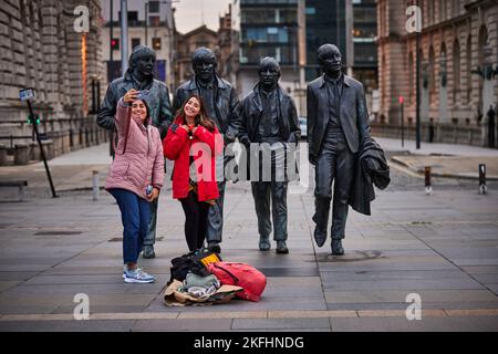 Liverpool albert dock lungomare i Beatles Pier Head statue in bronzo dei quattro Beatles creati dallo scultore Andy Edwards e svelati nel 2015 Foto Stock