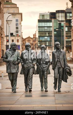 Liverpool albert dock lungomare i Beatles Pier Head statue in bronzo dei quattro Beatles creati dallo scultore Andy Edwards e svelati nel 2015 Foto Stock