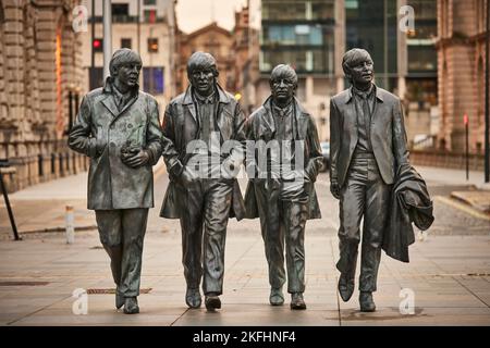 Liverpool albert dock lungomare i Beatles Pier Head statue in bronzo dei quattro Beatles creati dallo scultore Andy Edwards e svelati nel 2015 Foto Stock