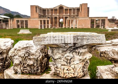 Le strutture della ricca città lidiana che sono sopravvissute fino ad oggi; Ci sono negozi, biblioteca, strada colonnata, sinagoga, palestra, hammam Foto Stock