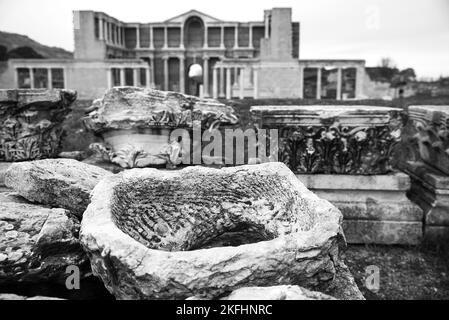 Le strutture della ricca città lidiana che sono sopravvissute fino ad oggi; Ci sono negozi, biblioteca, strada colonnata, sinagoga, palestra, hammam Foto Stock