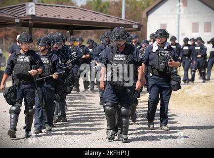 I soldati nazionali dell'esercito dell'Arkansas della 216th Military Police Company insieme alle forze di sicurezza della Guardia nazionale aerea dell'Arkansas e alla polizia di stato dell'Arkansas svolgono un addestramento civile contro le perturbazioni. Foto Stock