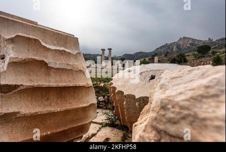 Le strutture della ricca città lidiana che sono sopravvissute fino ad oggi; Ci sono negozi, biblioteca, strada colonnata, sinagoga, palestra, hammam Foto Stock