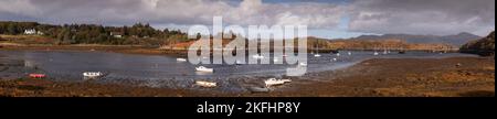 Piccole barche a Badachro Bay sull'atlantico occidentale della Scozia Foto Stock