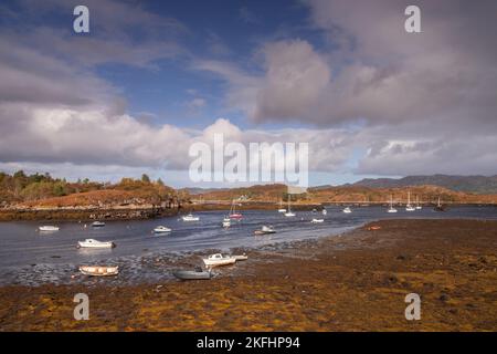 Piccole barche a Badachro Bay sull'atlantico occidentale della Scozia Foto Stock