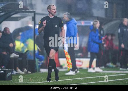 HELMOND, PAESI BASSI - 18 NOVEMBRE: Assistente Referee Patrick Inia durante la partita olandese di Keukenkampioendivisie tra Helmond Sport e De Graafschap allo stadio GS Staalwerken il 18 novembre 2022 a Helmond, Paesi Bassi (Foto di René Nijhuis/Orange Pictures) Foto Stock