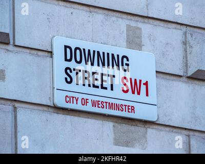 Cartello stradale per Downing Street, residenza del primo ministro britannico, Londra, Regno Unito Foto Stock