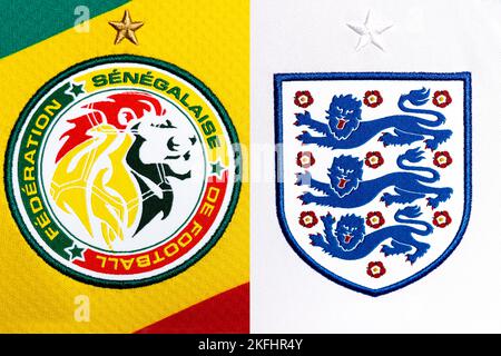 Primo piano della cresta della nazionale di calcio sulla divisa Home. Coppa del mondo FIFA Qatar 2022. Foto Stock