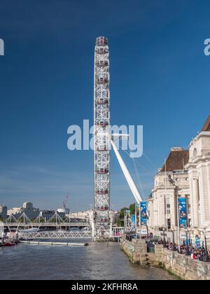 Il London Eye sulle rive del Tamigi accanto alla County Hall, Londra, Regno Unito. Foto Stock