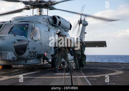 220917-N-TC847-1028 MARE ADRIATICO (SETT. 17, 2022) Elicottero Maritime Strike Squadron (HSM) 46 marinai, attaccati all'incrociatore missilistico guidato di classe Ticonderoga USS Leyte Gulf (CG 55) conducono uno scambio di equipaggio, 17 settembre 2022. The George H.W. Bush Carrier Strike Group è in fase di implementazione programmata nell'area operativa delle forze Navali USA in Europa, impiegata dalla U.S. Sesta flotta per difendere gli interessi degli Stati Uniti, alleati e partner. Foto Stock